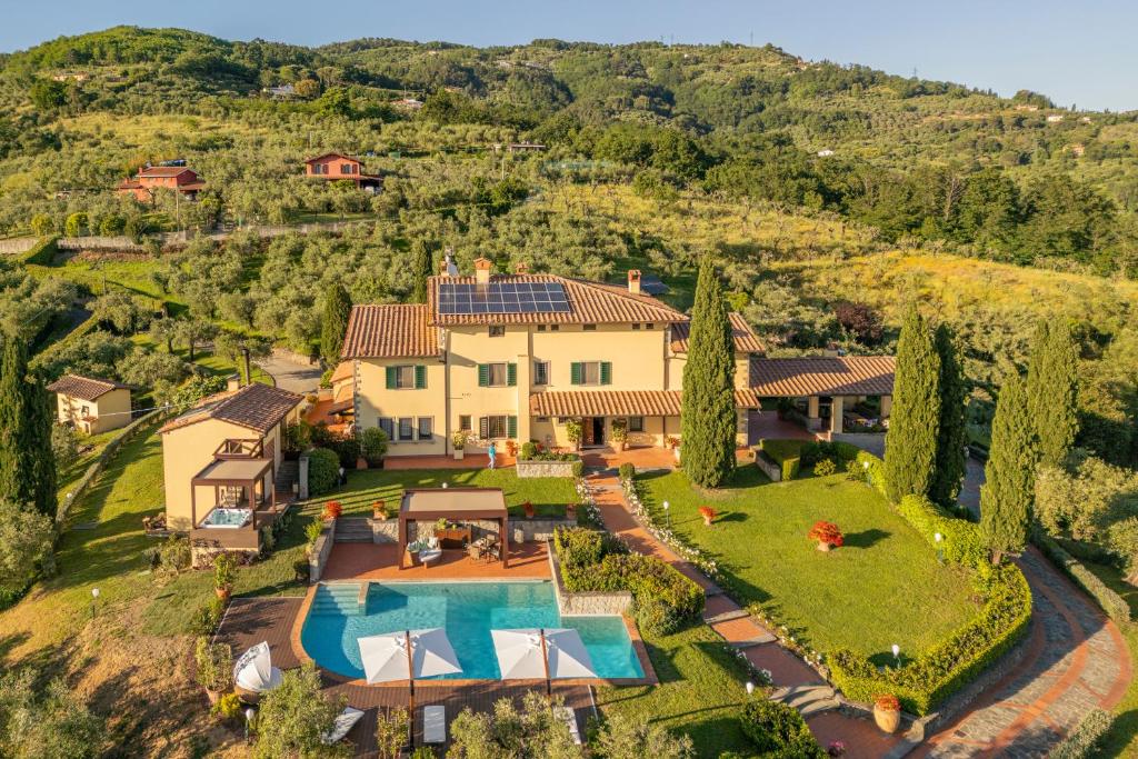 une vue aérienne d'une maison avec piscine dans l'établissement Villa Alessia, Pool Wellness And Nature Massa e Cozzile, à Massa e Cozzile 75 autres photos