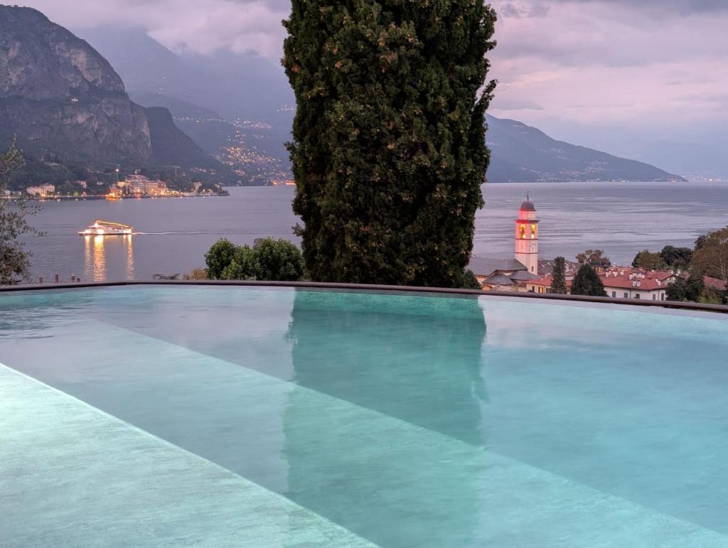 une grande piscine avec vue sur l'eau dans l'établissement Villa Cosima in Bellagio with Private Pool by Rent All Como, à Bellagio