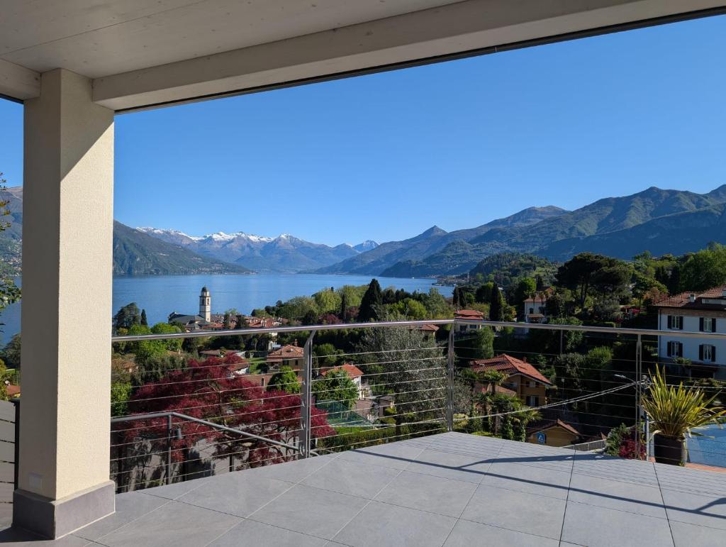 un balcon avec vue sur un lac et des montagnes dans l'établissement Villa Cosima in Bellagio with Private Pool by Rent All Como, à Bellagio