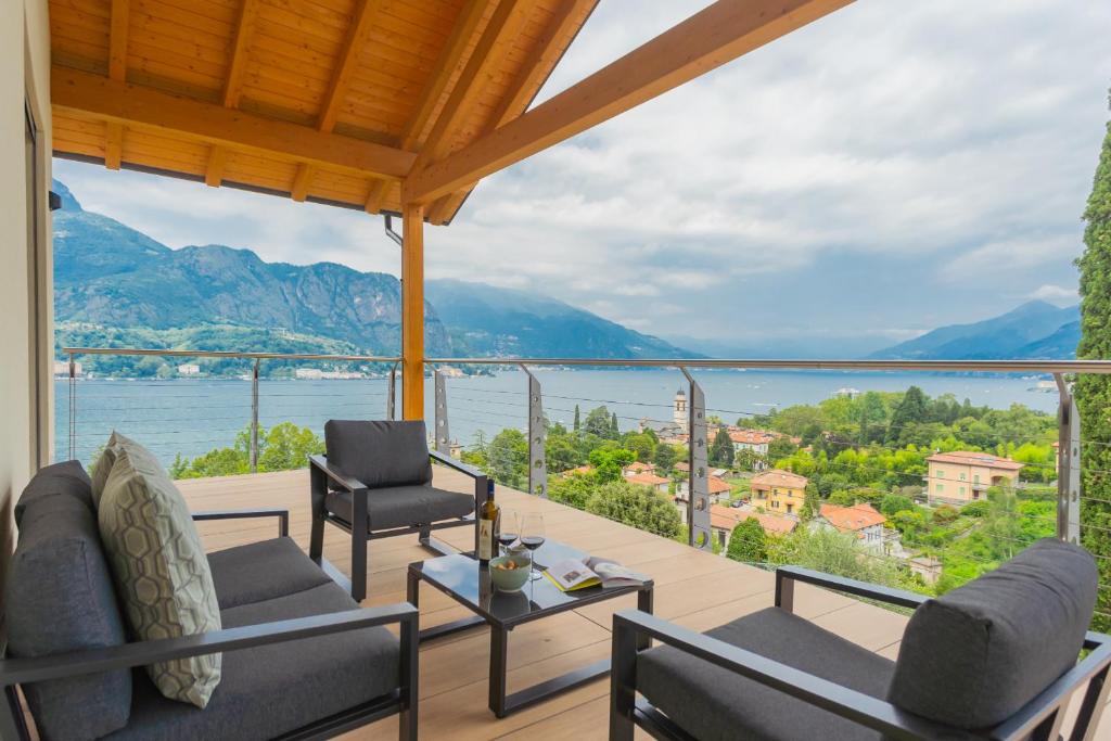 Elle comprend un balcon meublé offrant une vue sur l'eau. dans l'établissement Villa Cosima in Bellagio with Private Pool by Rent All Como, à Bellagio