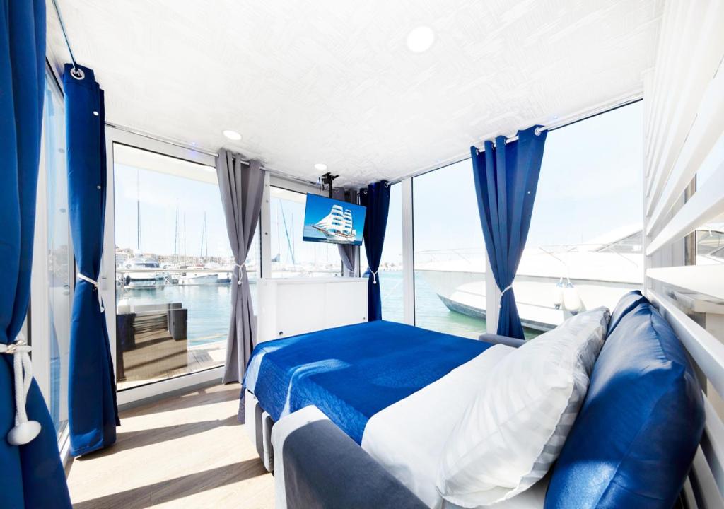 Paradise Blue Houseboat Alghero