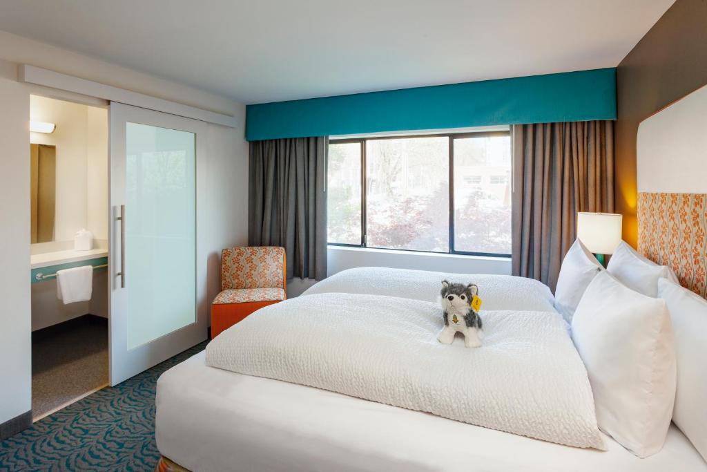 Staypineapple, University Inn, University District Seattle Image