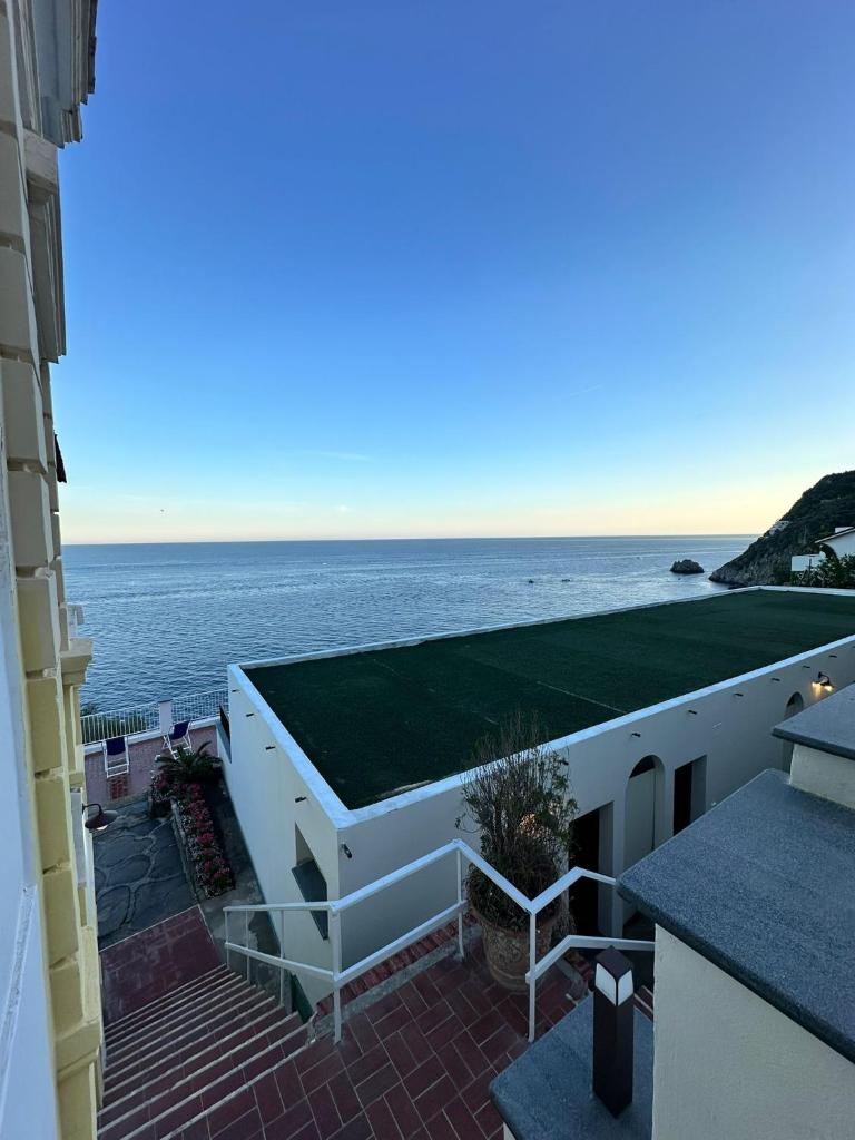 une vue sur l'océan depuis le balcon d'un immeuble dans l'établissement Hotel Torre Saracena, à Praiano