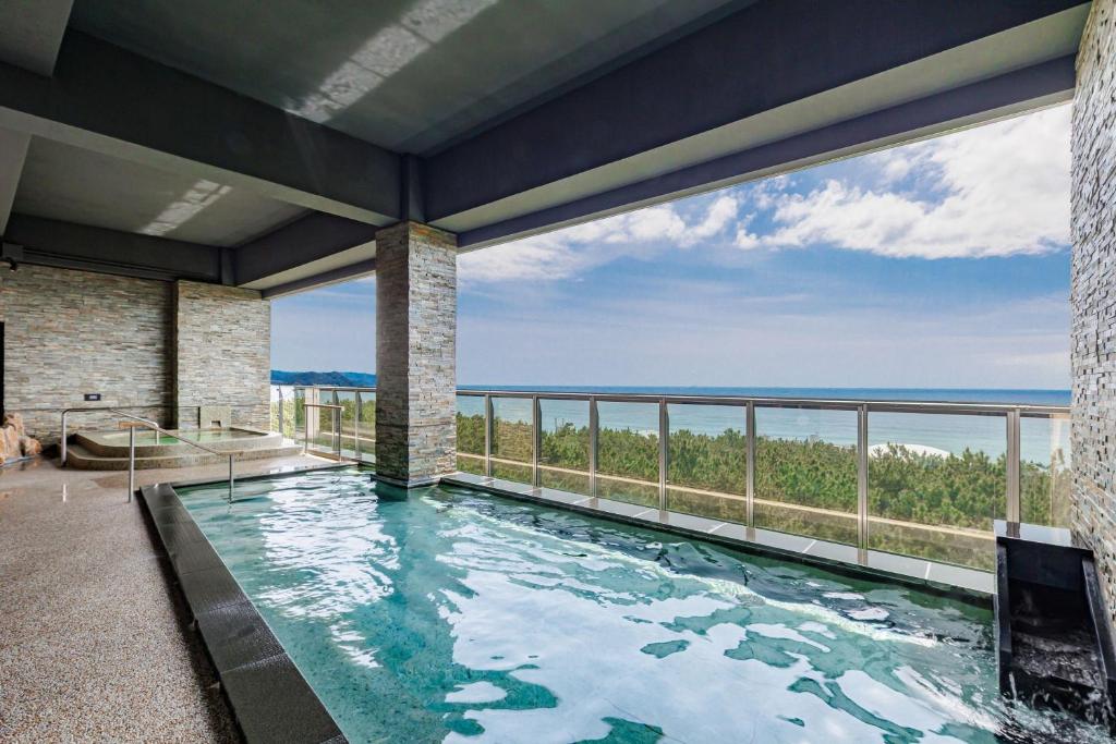 une piscine avec vue sur l'océan dans l'établissement KAMENOI HOTEL Kamogawa, à Kamogawa