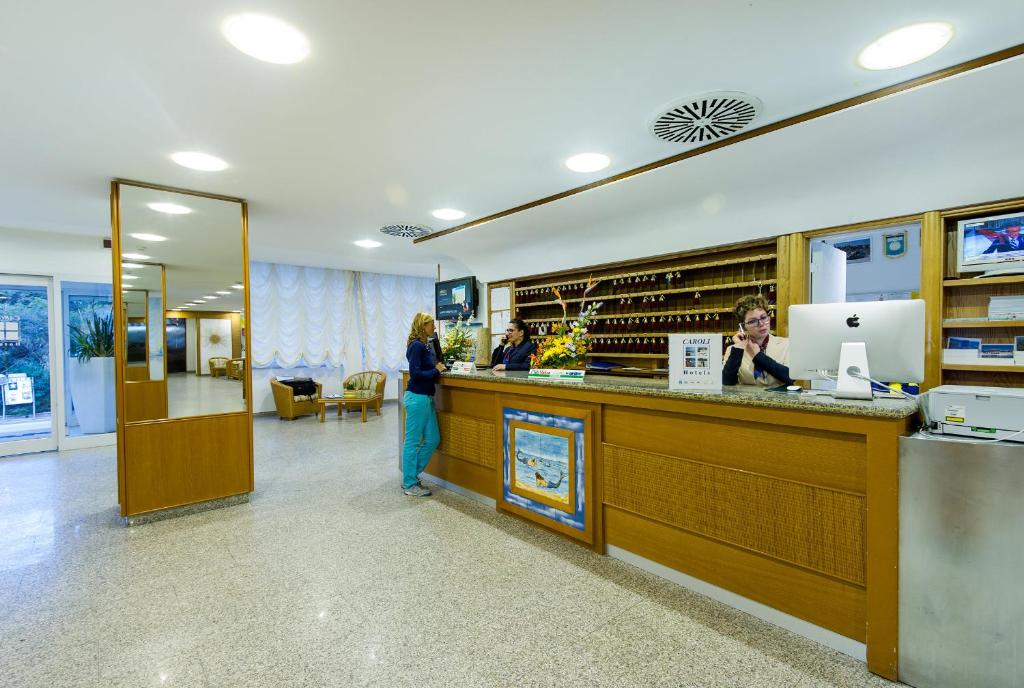 une femme debout à un comptoir dans un magasin dans l'établissement Ecoresort Le Sirene - Caroli Hotels, à Gallipoli 81 autres photos