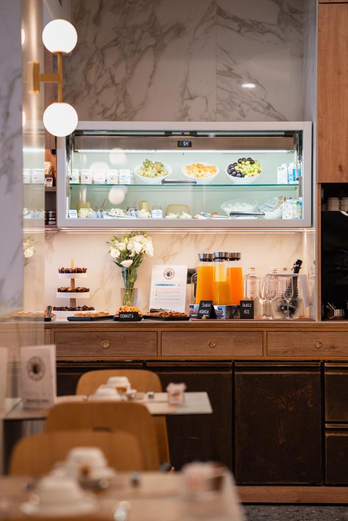 un restaurant avec un comptoir de plats dans l'établissement Hotel Marco Polo 3 Stelle Superior, à Lido di Jesolo