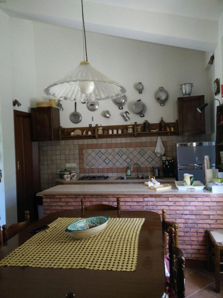 une cuisine avec une table avec un bol dessus dans l'établissement Mamma Arancia, à Pedagaggi 18 autres photos