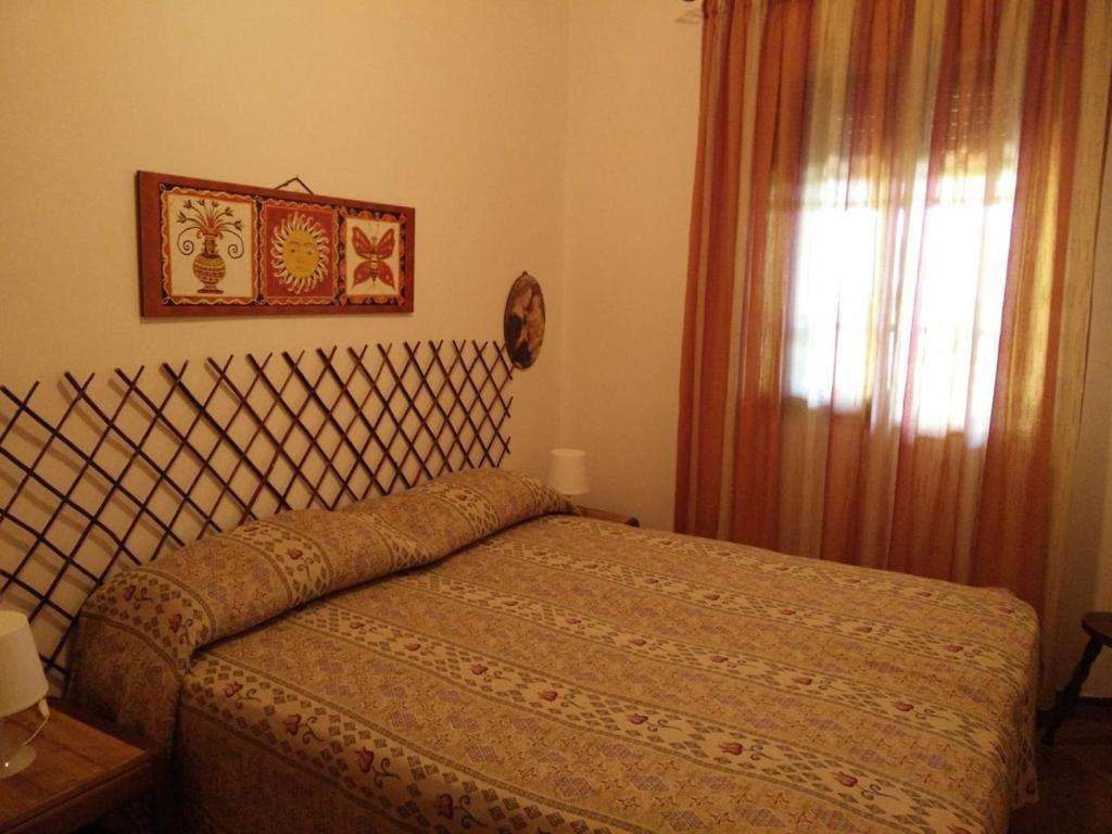 une chambre avec un lit et une fenêtre dans l'établissement Mamma Arancia, à Pedagaggi