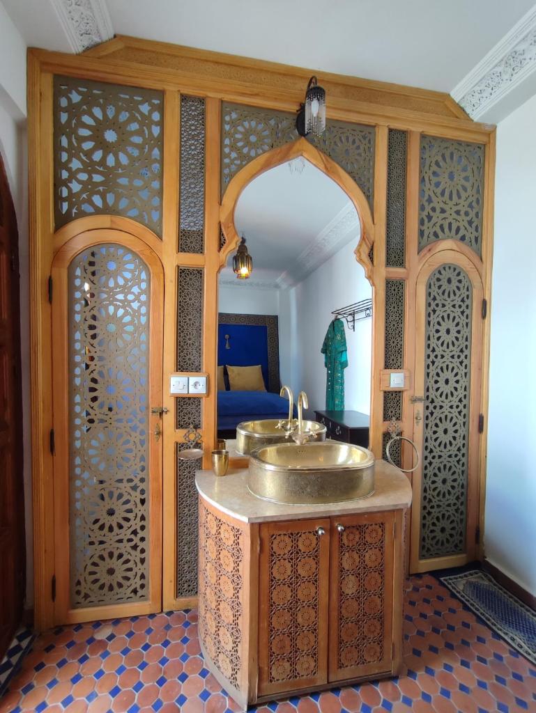 La salle de bains est pourvue d'un lavabo. dans l'établissement Riad Tetuanía, à Tetouan