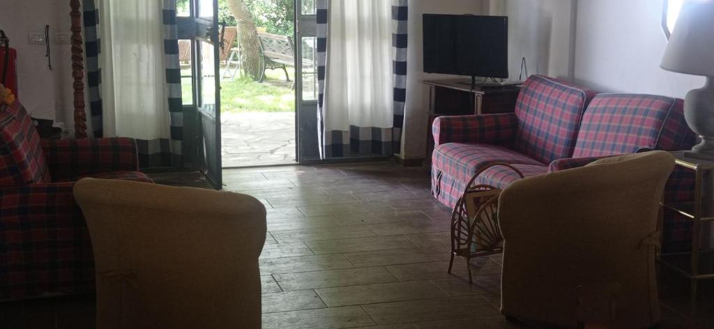 un salon avec deux canapés et une télévision dans l'établissement Collina delle Rose, à Bagnoregio