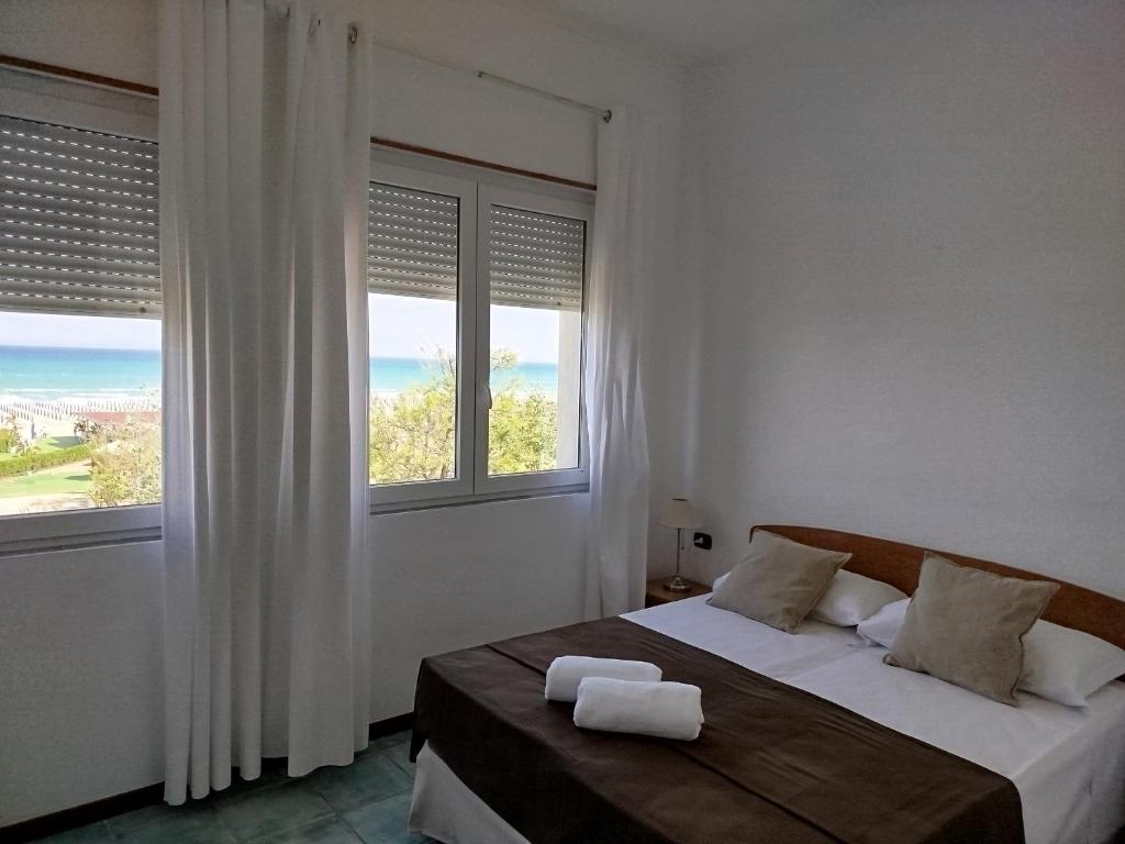 une chambre avec un lit avec deux serviettes dessus dans l'établissement Stella Maris Hotel, à Marina di Ginosa