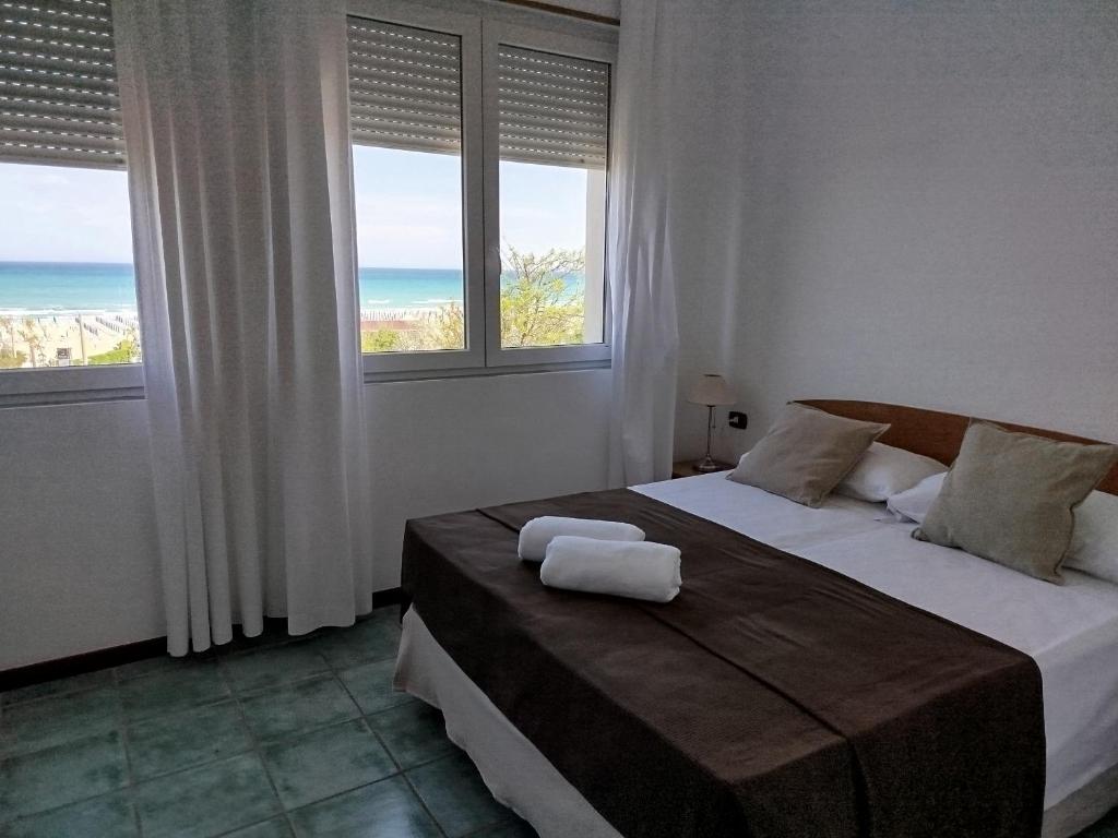 une chambre avec un lit avec deux serviettes blanches dessus dans l'établissement Stella Maris Hotel, à Marina di Ginosa