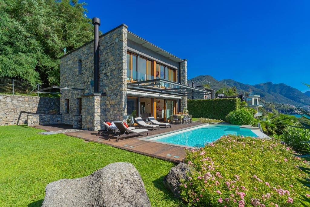 une maison avec une piscine dans la cour dans l'établissement Villa Infinity Lake Como by Rent All Como, à Côme