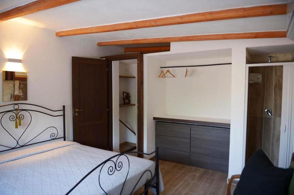 une chambre avec un lit et une commode dans l'établissement Masseria le Colonne del Sole, à Ostuni