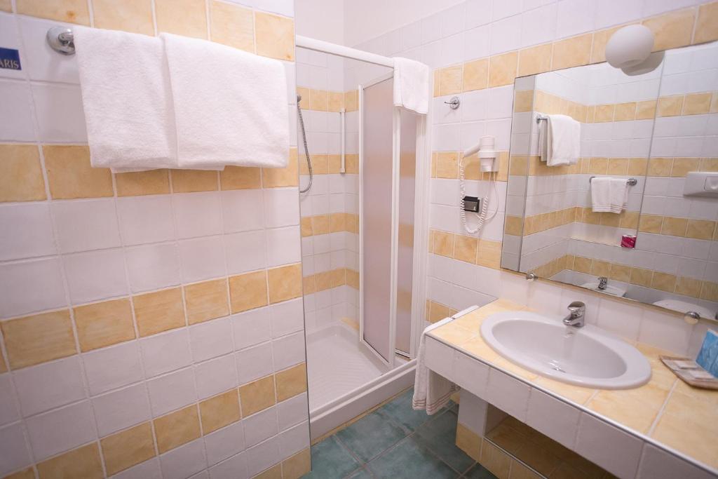 une salle de bain avec un lavabo et une douche dans l'établissement Stella Maris Hotel, à Marina di Ginosa