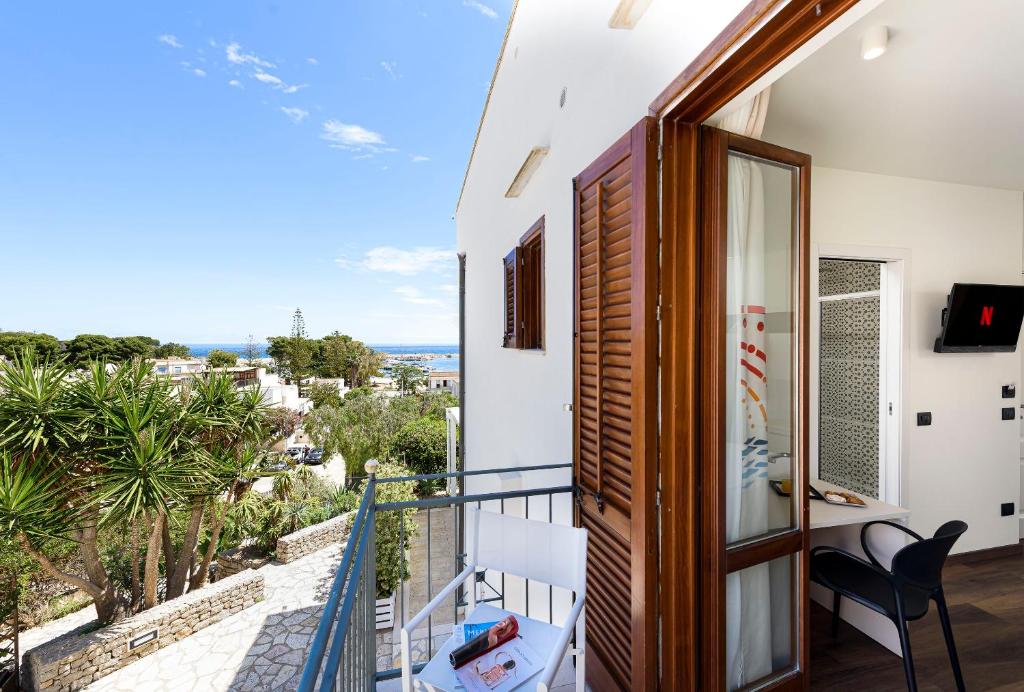 un balcon avec vue sur l'océan dans l'établissement Albergo Auralba, à San Vito Lo Capo