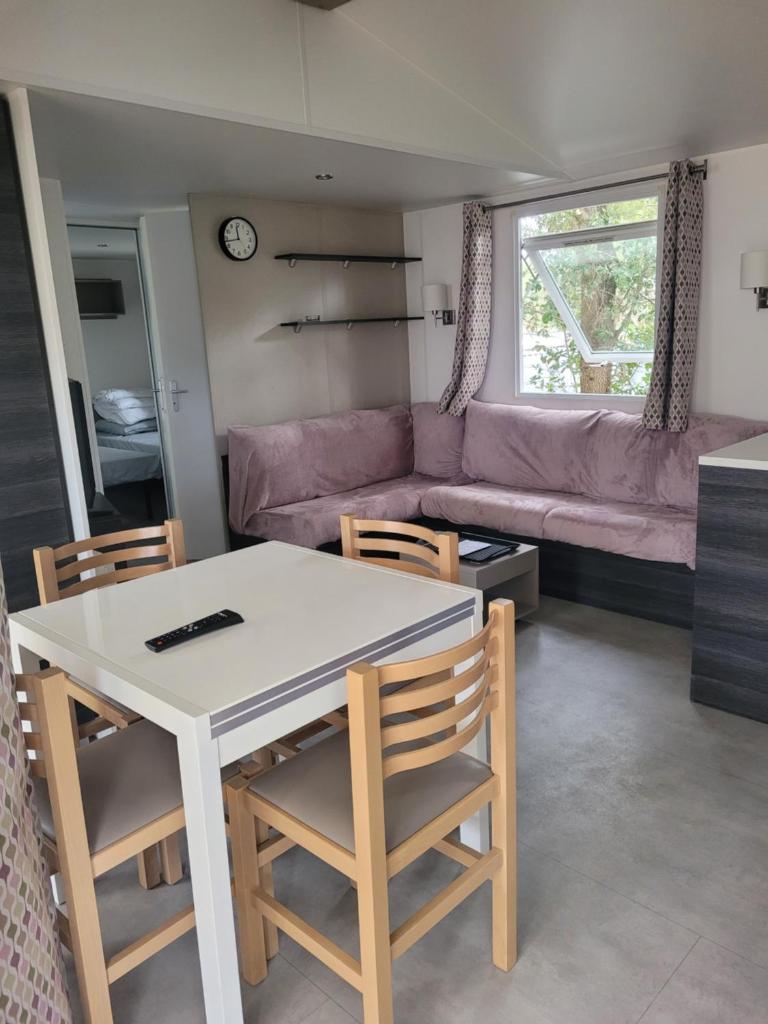 une cuisine et un salon avec une table et des chaises dans l'établissement MH 3 chambres au coeur du camping Bois Dormant 90, à Saint-Jean-de-Monts