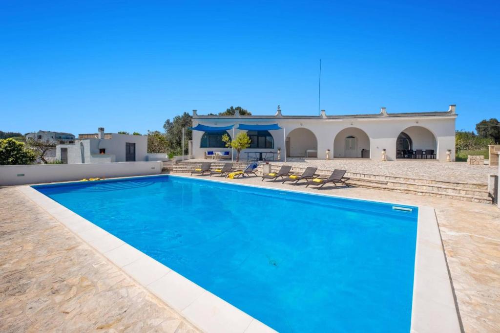 une piscine devant une maison dans l'établissement Villa Azzurrato by Villa Plus, à Ceglie Messapica