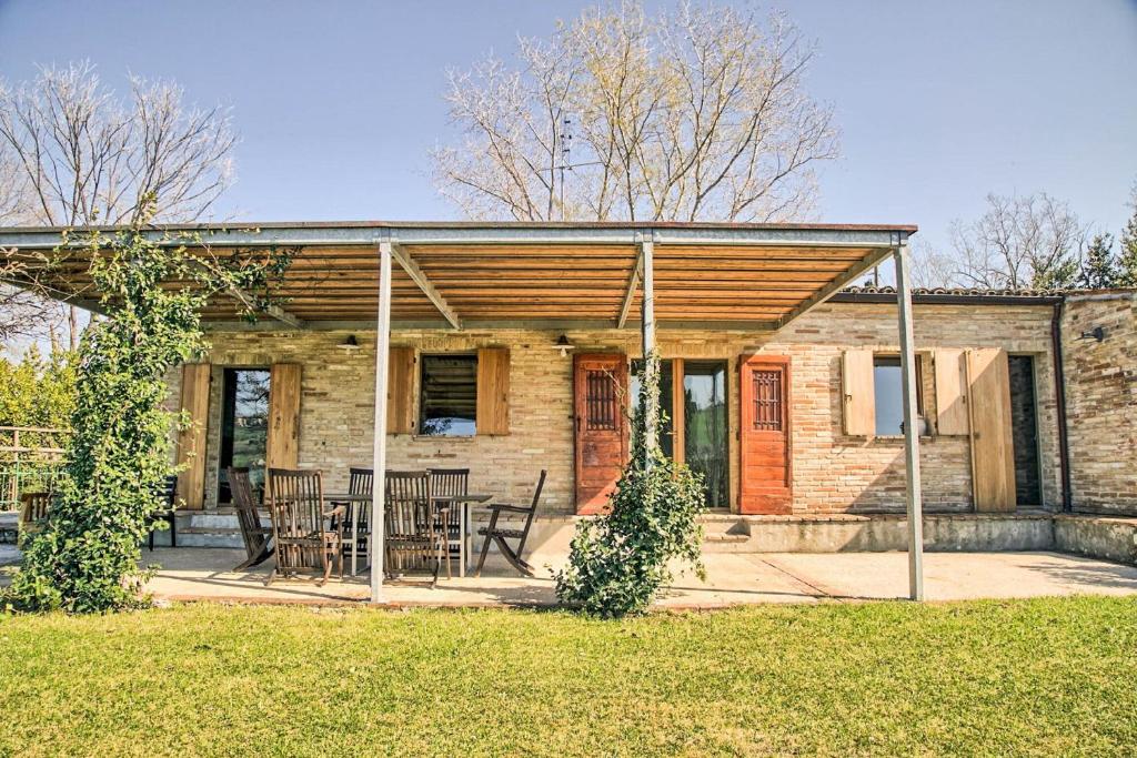 une petite maison en briques avec une table et des chaises dans l'établissement Italian Experience-Villa Oleandri, à Ostra