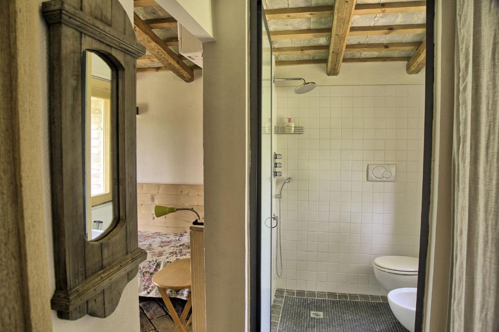 une salle de bain avec toilettes et lavabo dans l'établissement Italian Experience-Villa Oleandri, à Ostra