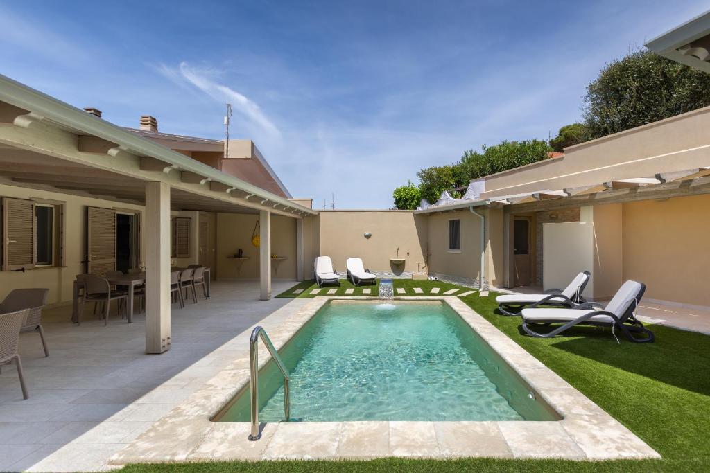 une piscine dans l'arrière-cour d'une maison dans l'établissement Villa Rachele 2 private pools, à Porto Pino