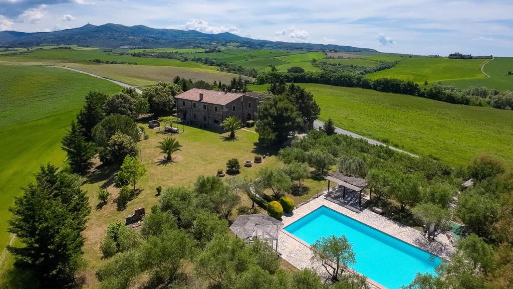 une vue aérienne d'une maison avec piscine dans l'établissement Villa La Lespa W-Pool Biliardo and Lake View, à Casa SantʼAndrea