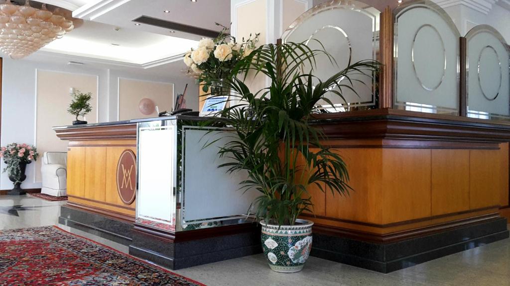 - un hall avec une réception avec une plante en pot dans l'établissement Hotels Vidi Miramare & Delfino, à Lido di Jesolo 137 autres photos