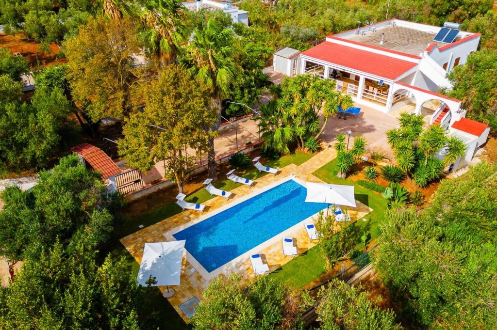 une vue aérienne d'une maison avec piscine dans l'établissement Villa Olivier by Villa Plus, à Carovigno