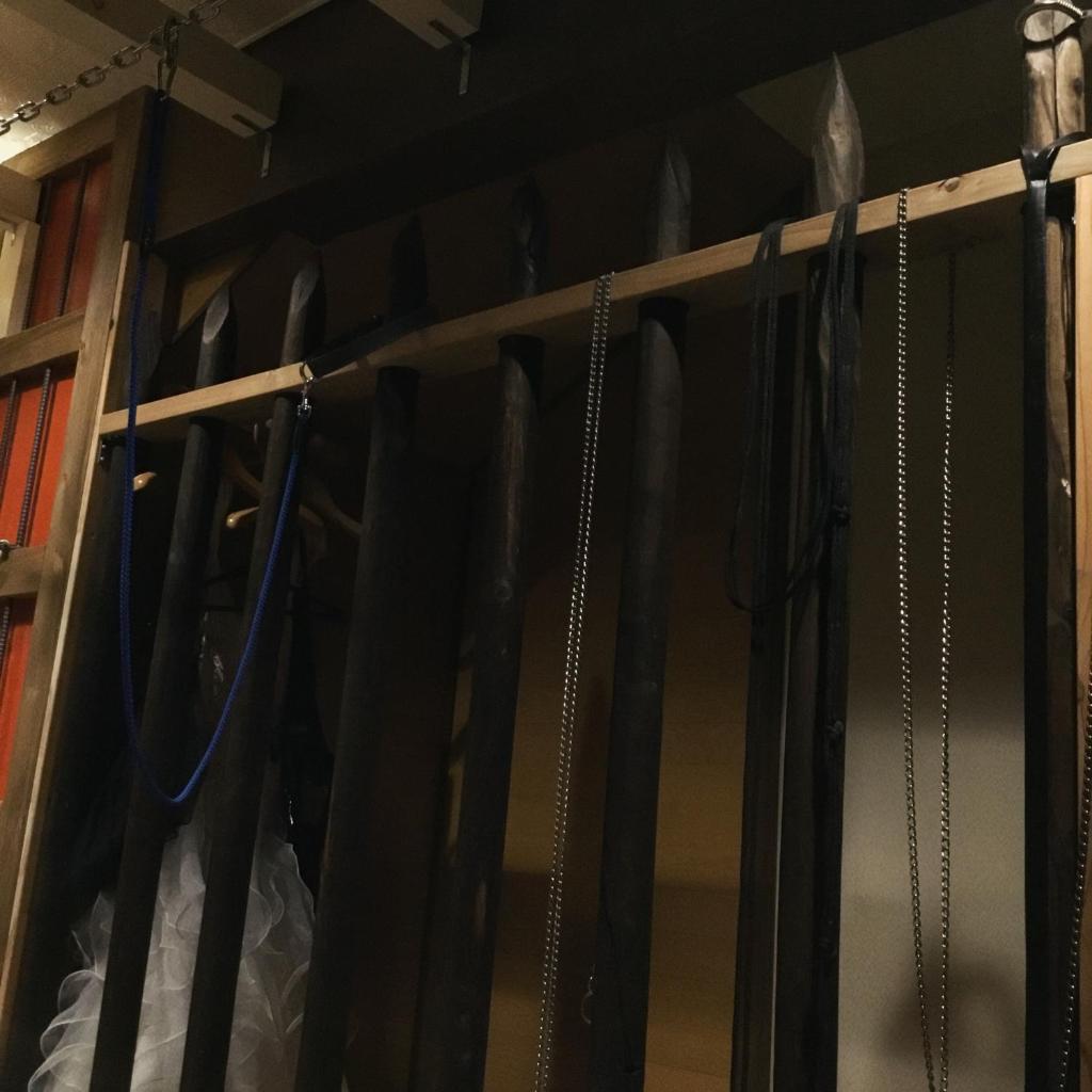 un placard rempli de nombreux parapluies noirs dans l'établissement Hotel Vegas (Adult Only), à Sapporo