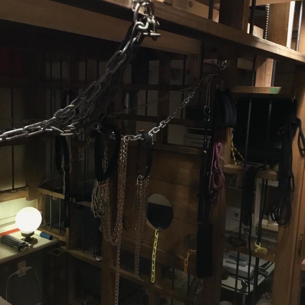 une chaîne suspendue à une étagère dans une pièce dans l'établissement Hotel Vegas (Adult Only), à Sapporo