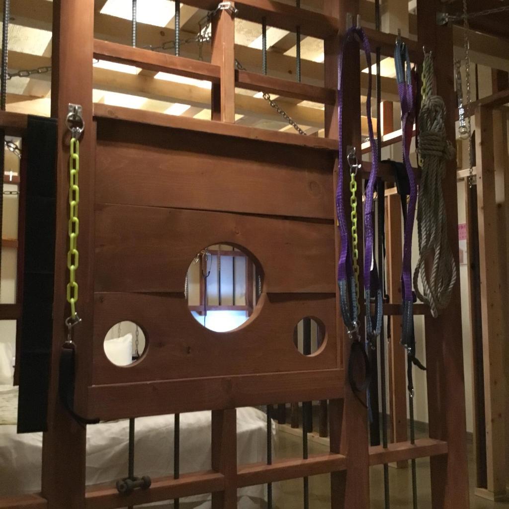 un nichoir en bois avec une fenêtre ronde dans l'établissement Hotel Vegas (Adult Only), à Sapporo