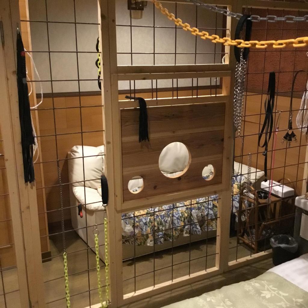 une étagère dans une pièce avec de la vaisselle dedans dans l'établissement Hotel Vegas (Adult Only), à Sapporo