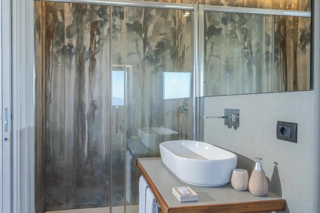 une salle de bain avec un lavabo et une douche dans l'établissement Villagraziosa, à Vico Equense