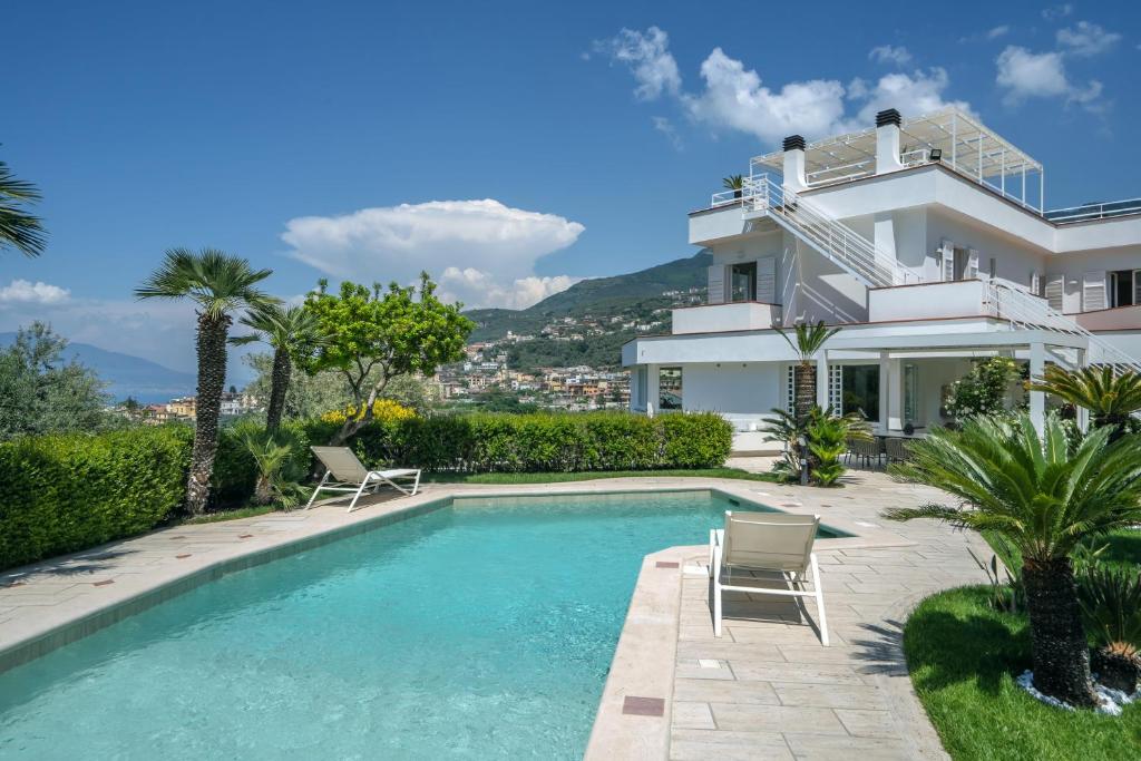 une villa avec piscine et une maison dans l'établissement Villagraziosa, à Vico Equense