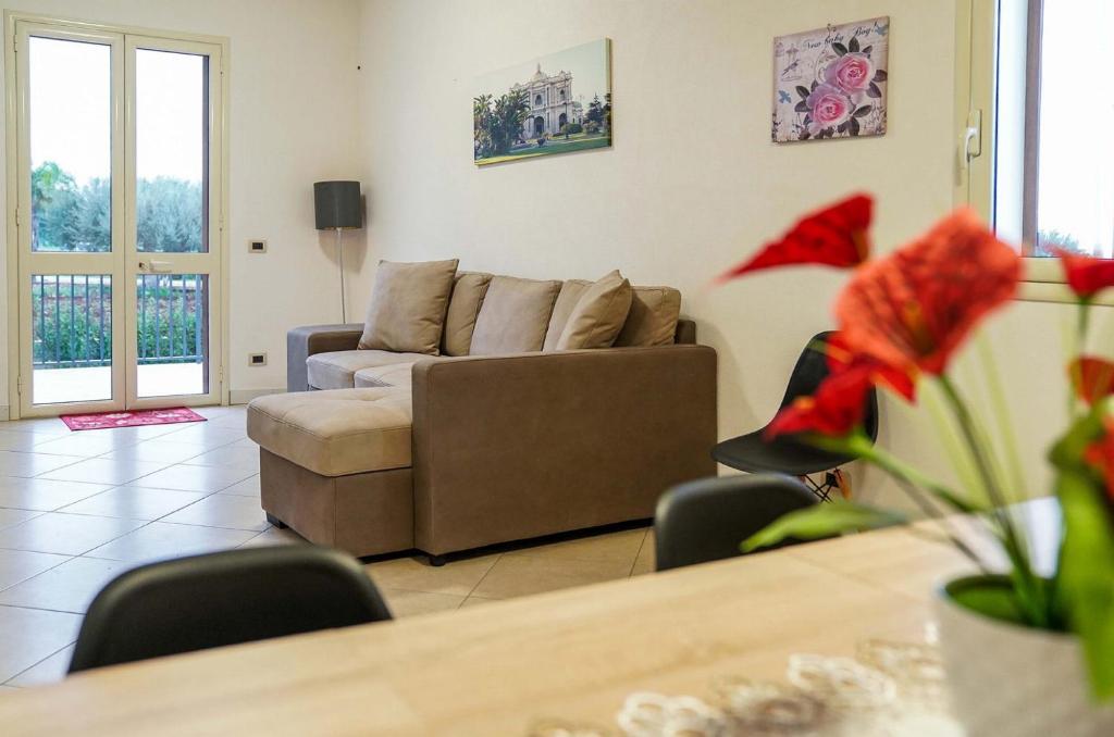 un salon avec un canapé et une table dans l'établissement Villetta Bianca, à Scicli