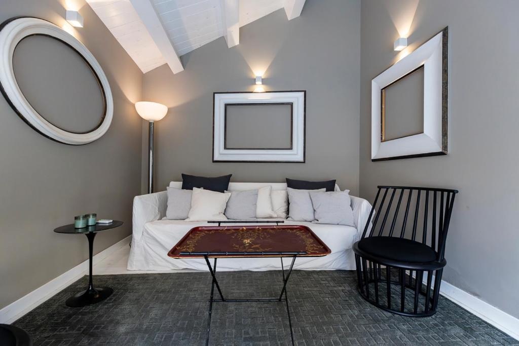 un salon avec un canapé blanc et une table dans l'établissement Secret Riad con piscina privata, à Noto