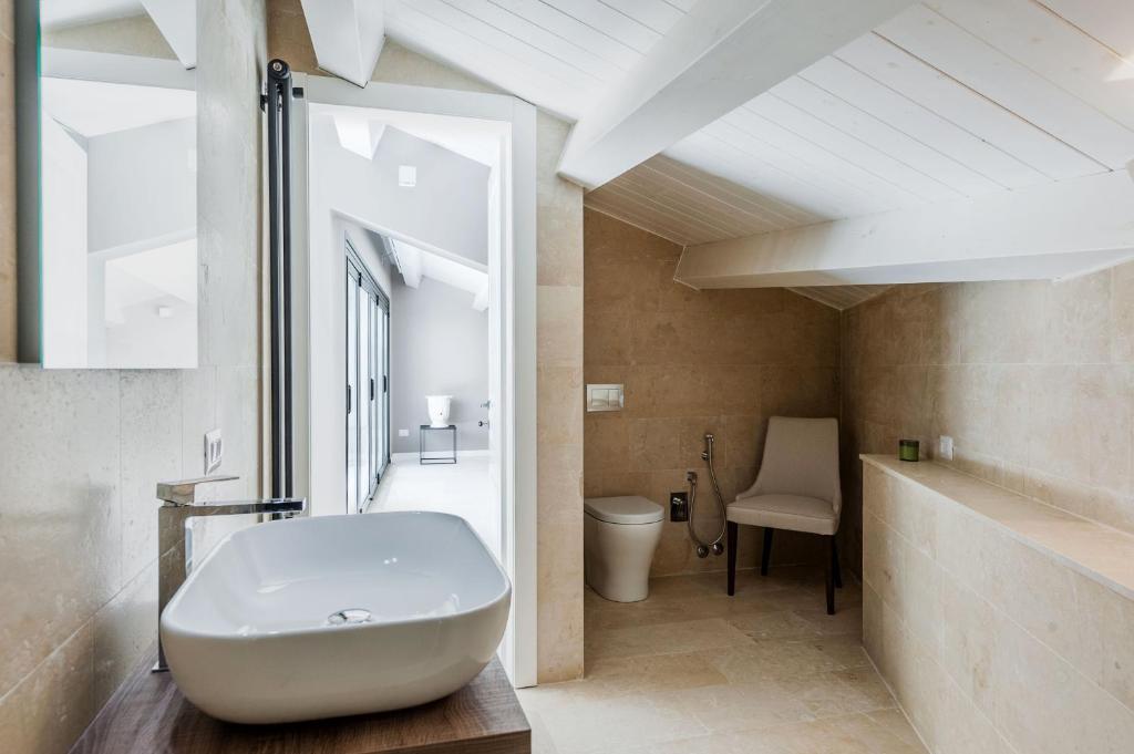 une salle de bain avec un lavabo blanc et des toilettes dans l'établissement Secret Riad con piscina privata, à Noto 42 autres photos