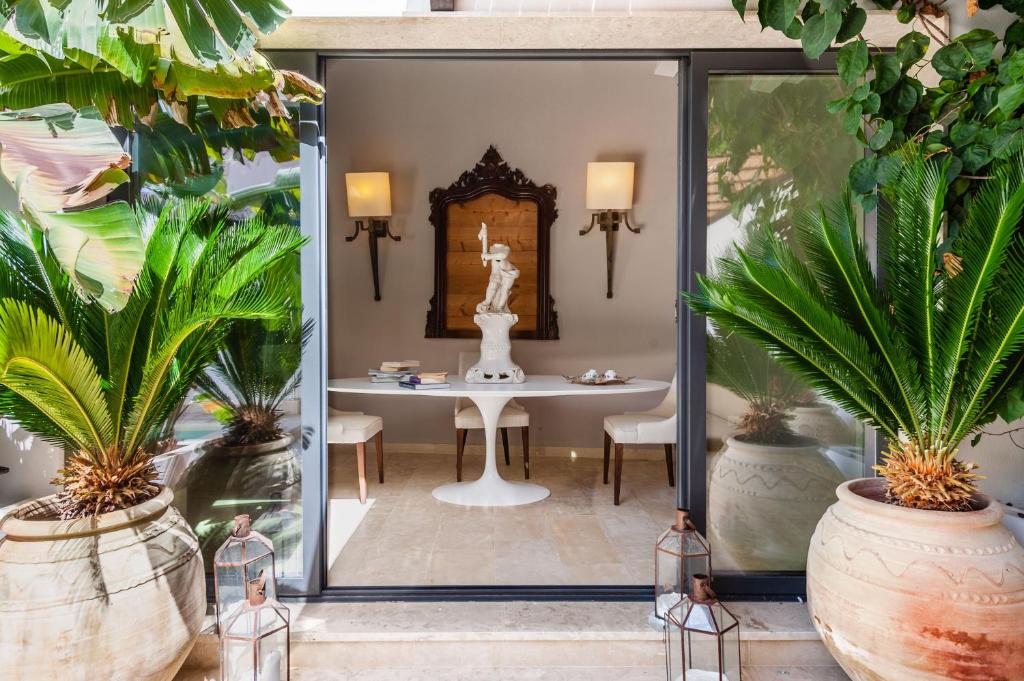 une chambre avec une table et deux plantes dans l'établissement Secret Riad con piscina privata, à Noto