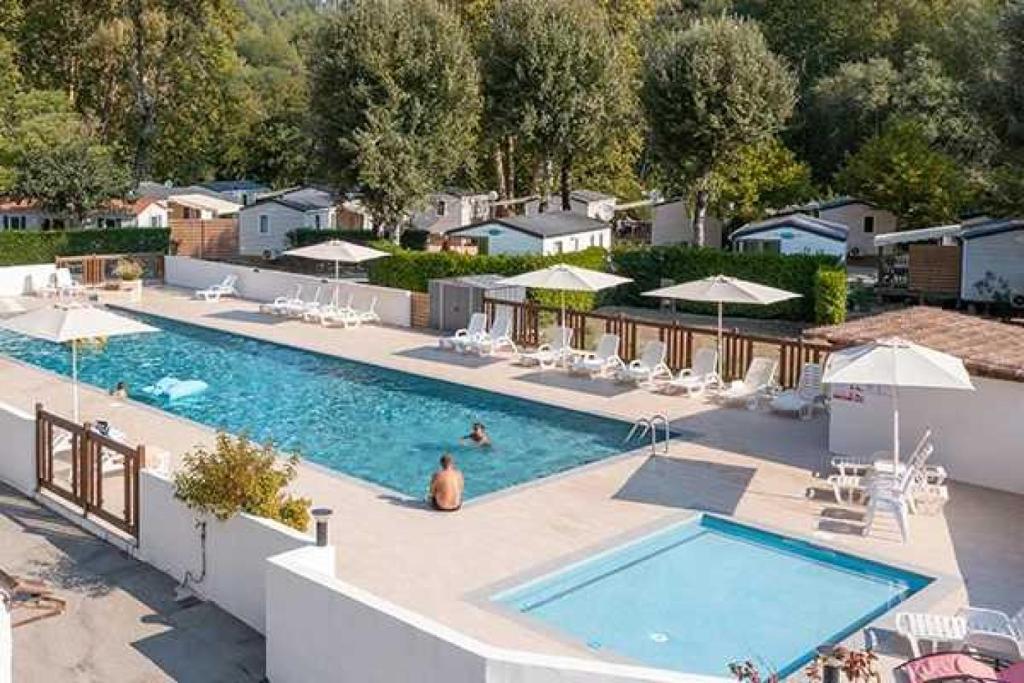 une vue aérienne d'une piscine avec chaises et parasols dans l'établissement Camping 4 étoiles - Piscine - ccb0eab, à La Colle-sur-Loup