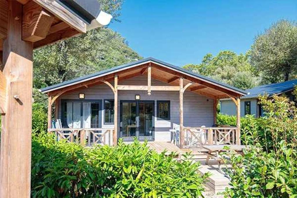 Cette petite maison dispose d'une terrasse couverte. dans l'établissement Camping 4 étoiles - Piscine - ccb0eab, à La Colle-sur-Loup