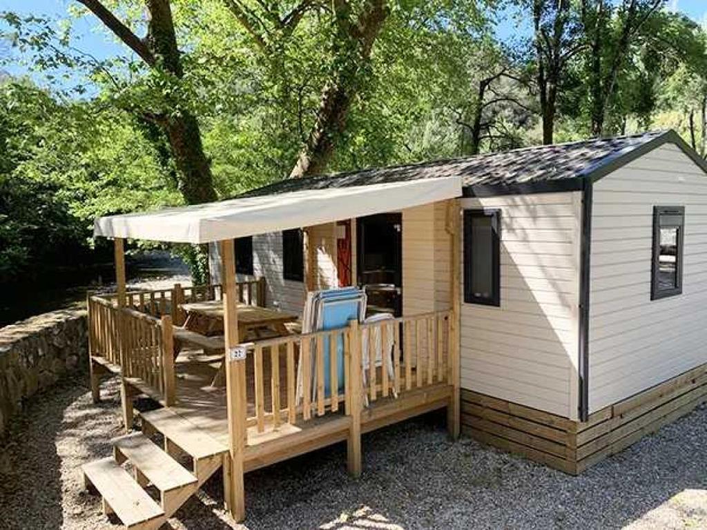 une petite cabine avec une terrasse couverte et une terrasse dans l'établissement Camping 4 étoiles - Piscine - ccb0eab, à La Colle-sur-Loup