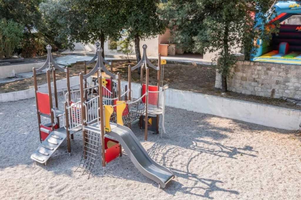 une aire de jeux avec un toboggan dans un parc dans l'établissement Camping 4 étoiles - Piscine - ccb0eab, à La Colle-sur-Loup
