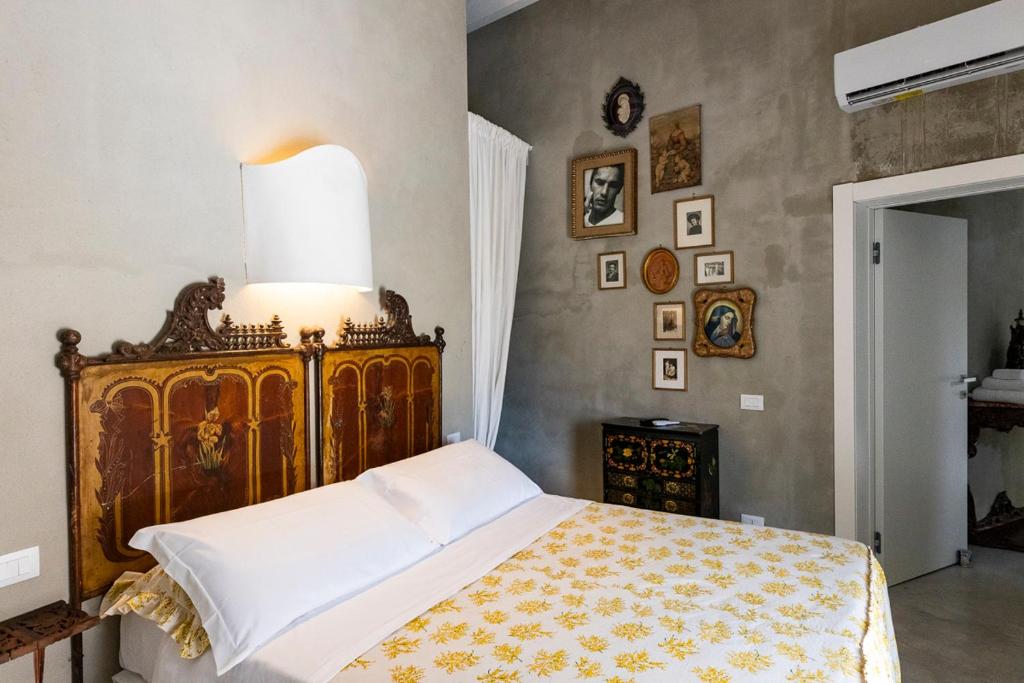 - une chambre avec un lit et une lampe dans l'établissement Villa Malena con piscina privata, à Noto