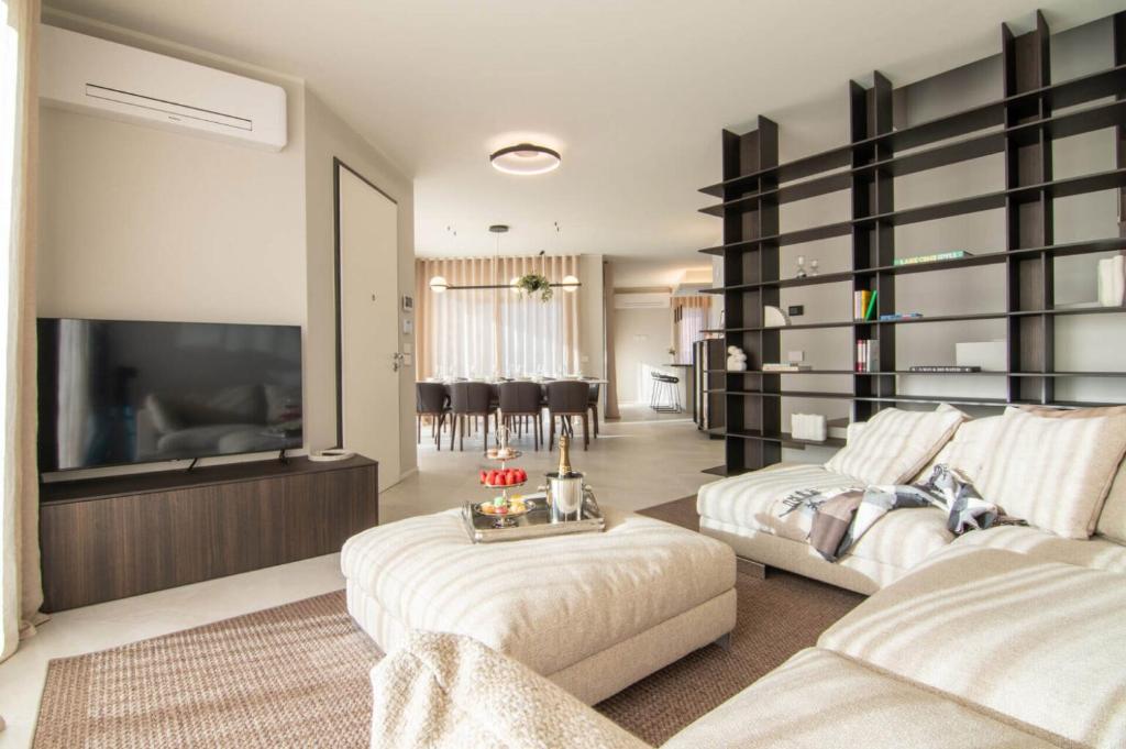 un salon avec un canapé et une télévision dans l'établissement Villa Sabrina, à Colico