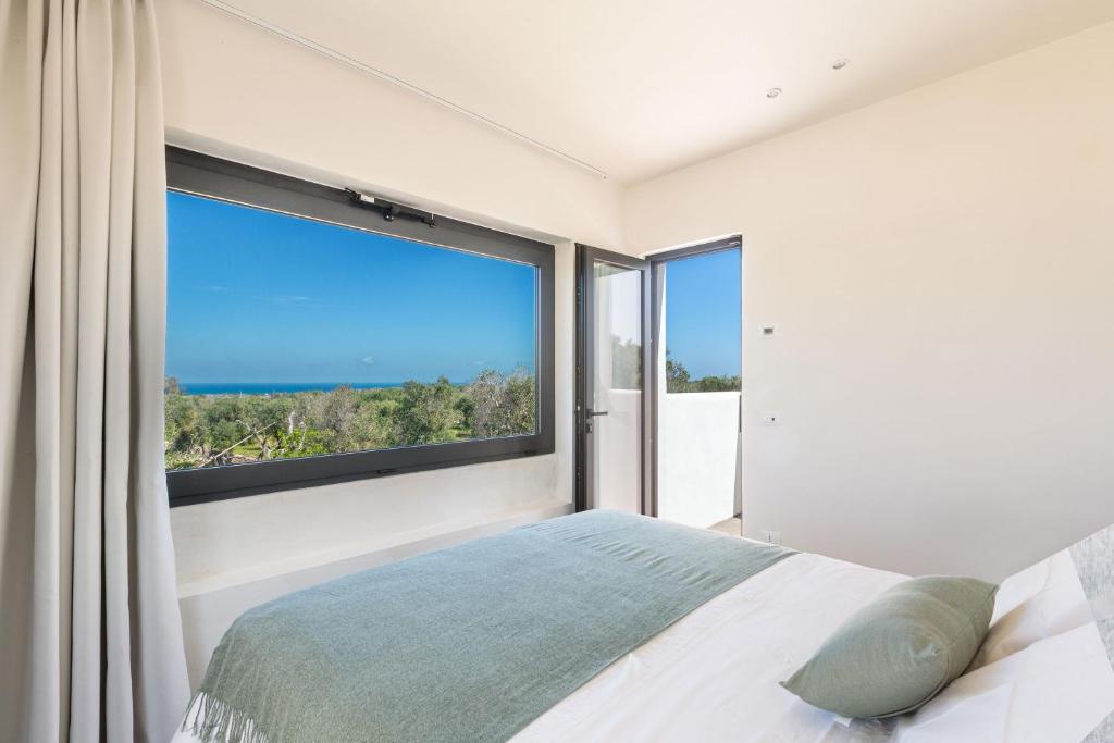 - une chambre avec une grande fenêtre et un lit dans l'établissement Villa Libe by Perle di Puglia, à Specchiolla 53 autres photos