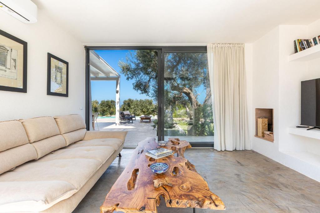 un salon avec un canapé et une table dans l'établissement Villa Libe by Perle di Puglia, à Specchiolla