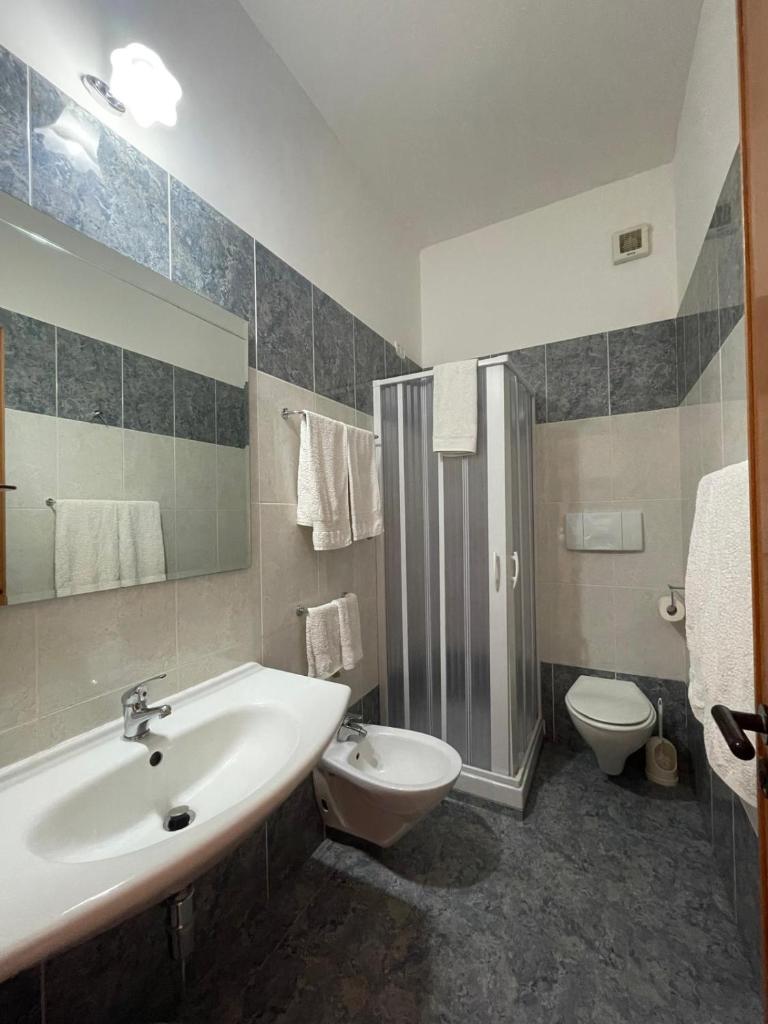 une salle de bain avec un lavabo, des toilettes et une douche dans l'établissement Hotel Ponte, à Vieste 44 autres photos
