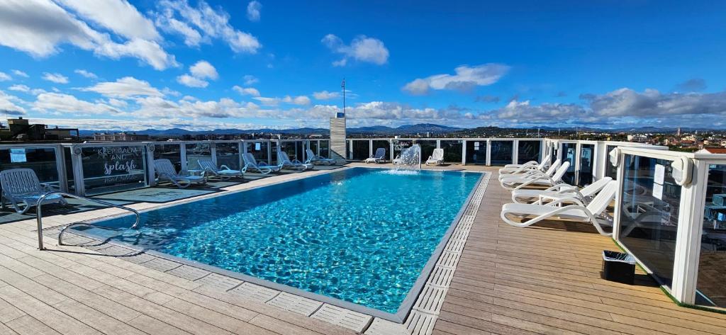 une piscine sur le toit d'un immeuble dans l'établissement Hotel Soleblu, à Rimini
