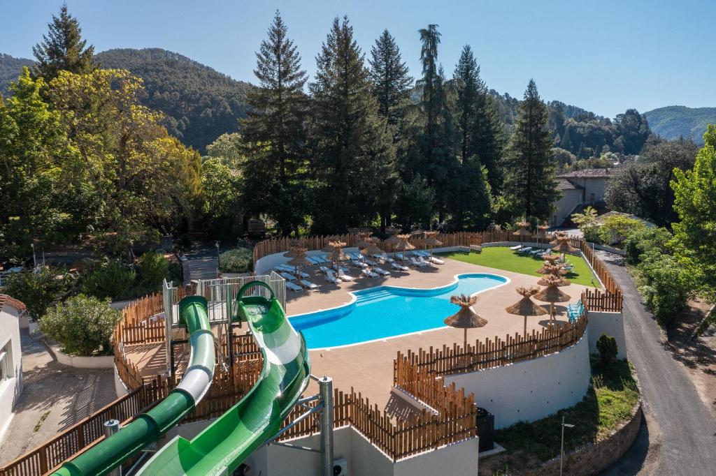 une image d'un toboggan dans un complexe dans l'établissement Château de l'Hom, à LʼEstréchure