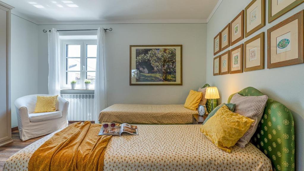 une chambre avec deux lits et une chaise dans l'établissement VILLA ELENA 9&1, Emma Villas, à Stiava 37 autres photos